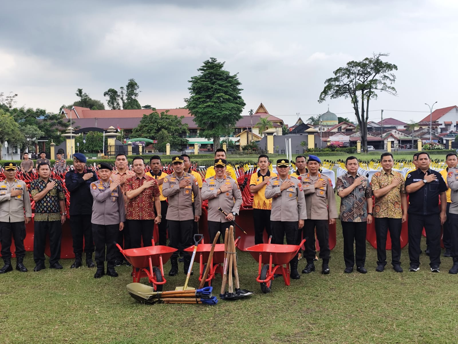 Polda Riau Kirim 3.459 Angkong dan Cangkul ke Zona Merah, Percepat Penanganan Bencana