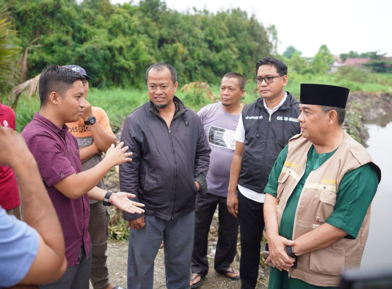 Warga SukaKarya Curhat Tentang Banjir ke Gubri Edy Natar