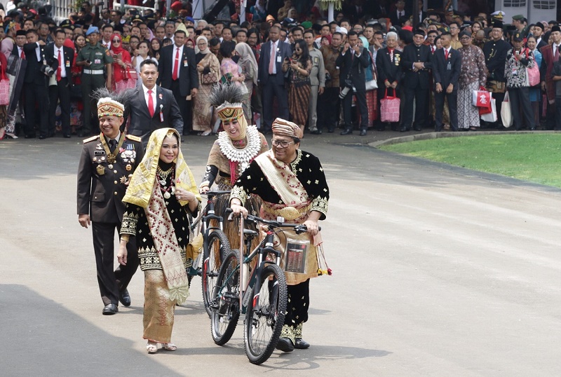 Pakai Pakaian Adat Terbaik Saat Peringatan Hut RI, Ketua DPD Dapat Hadiah Sepeda Dari Presiden
