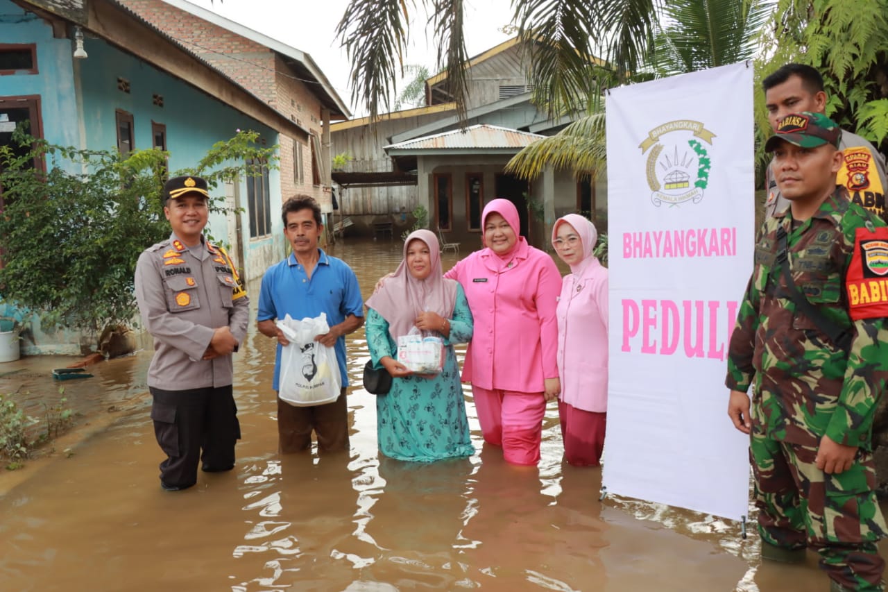 Kapolres Kampar Tangani Banjir Jelang Pemilu, Bawa Sembako dan Trauma Healing