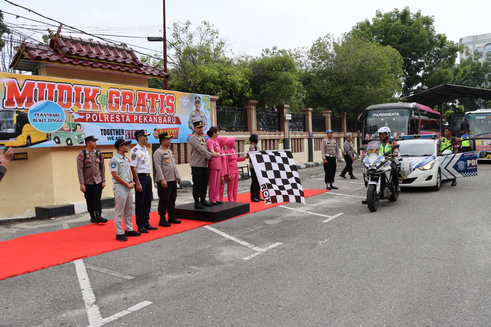 Kapolresta Lepas 2 Bus Rombongan Mudik Gratis Polresta Pekanbaru