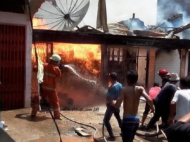 Rumah Penampungan Gas di Dekat Pasar Sartika Duri Hangus Dilalap si Jago Merah