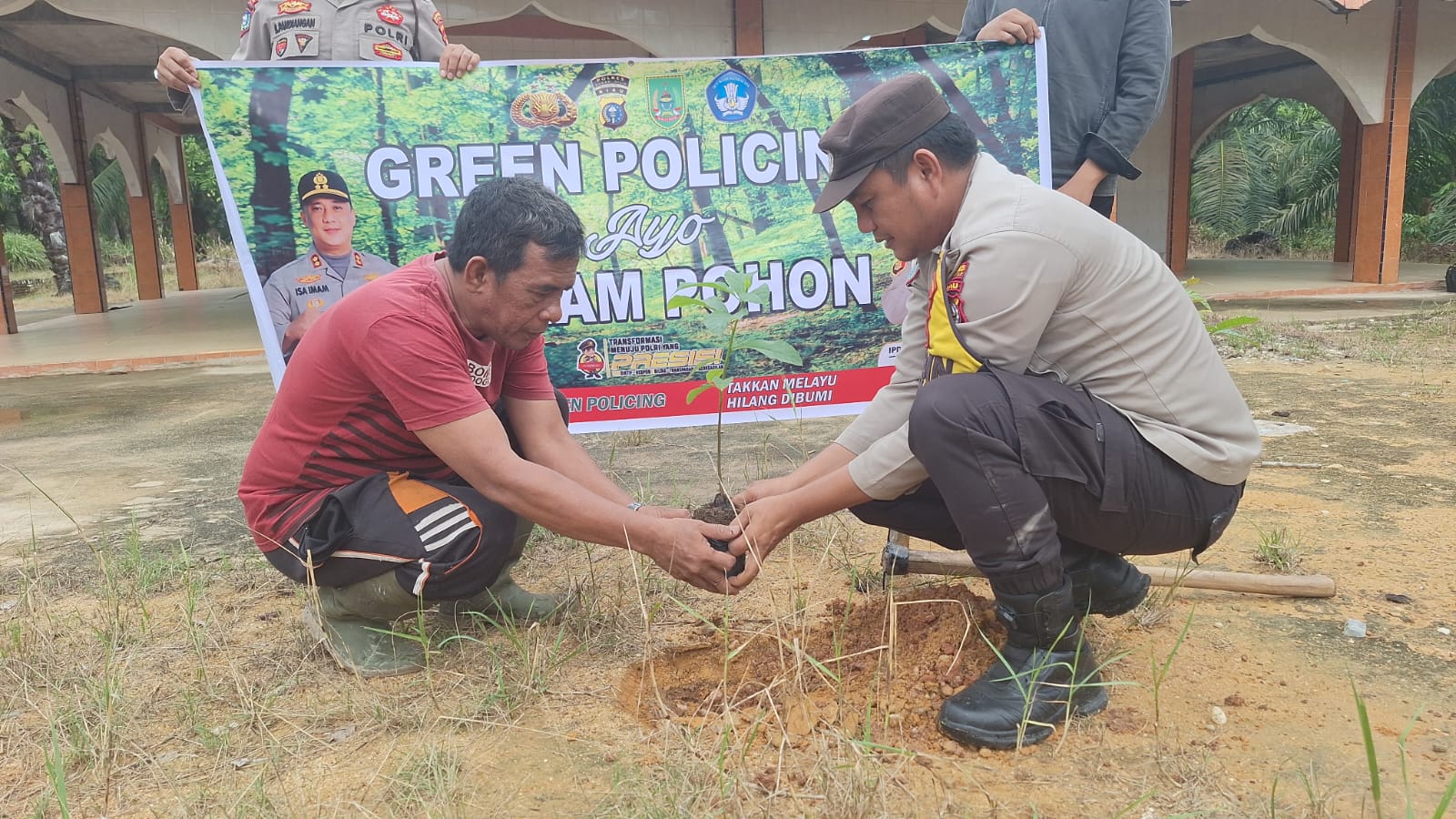 Hijaukan Rohil, Polsek Rimba Melintang Green Policing dengan Tanam Pohon di Masjid