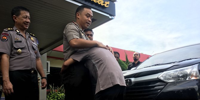 Mobil yang dirampok kembali, sopir taksi online ini menangis sampai peluk polisi