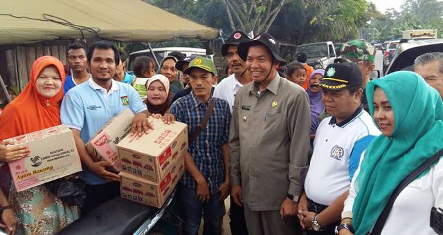 Walikota Pekanbaru, Antar Langsung Ribuan Paket Sembako Untuk Korban Banjir di Kabupaten Kampar