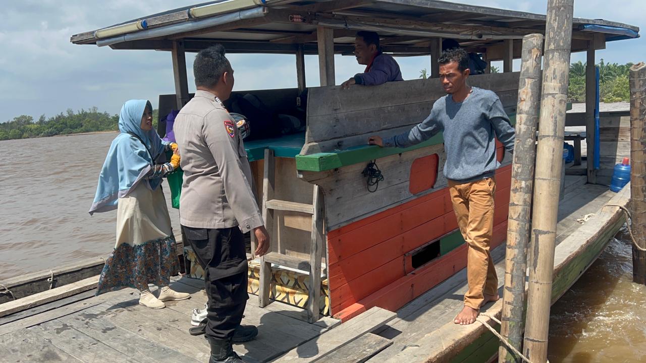 Polsek Rupat Sosialisasikan Pemilu Damai 2024 kepada Masyarakat yang Menyeberangi Kapal Pompong