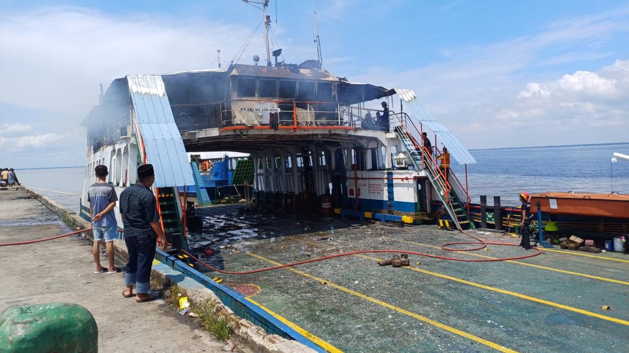 KMP Permata Lestari I Terbakar di Pelabuhan Bengkalis