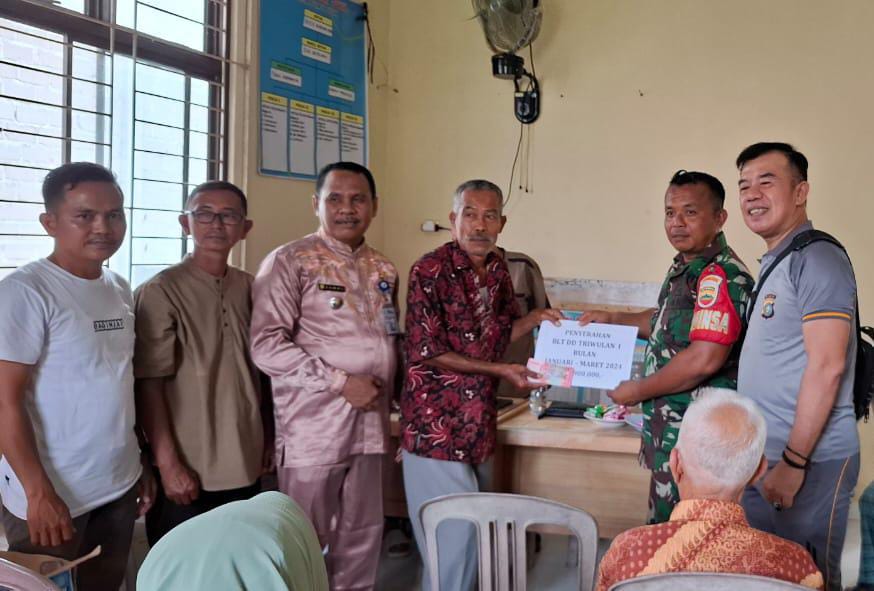 Penyaluran BLT Dana Desa Triwulan Pertama kepada 28 Keluarga di Pulau Busuk