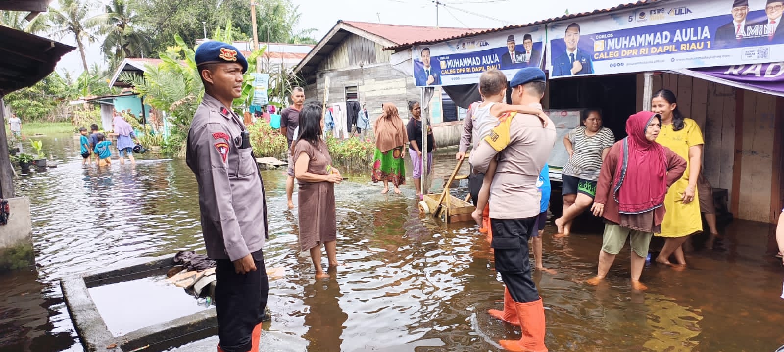 Jaga Kamtibmas Pemilu, Brimob Polda Riau Bantu Korban Banjir di Pekanbaru
