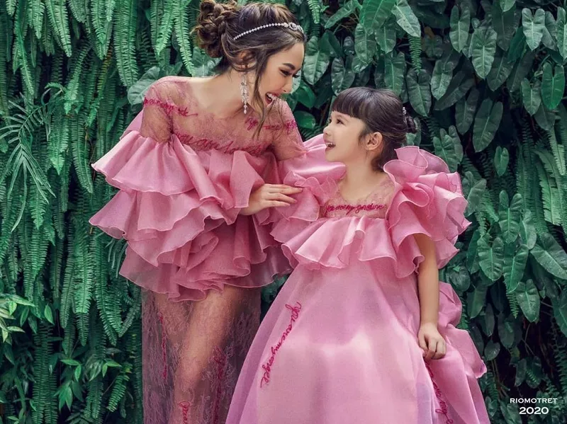Potret Gisel dan Gempi Pakai Gaun Pink, Netizen: Kayaknya Bajunya Ketuker