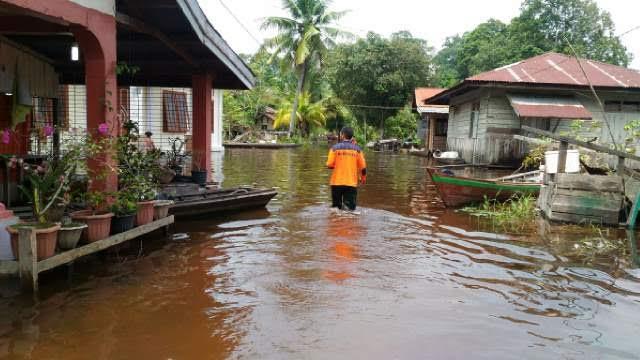 Ketinggian Air di Daerah Banjir Bertahan Akibat Pasang Besar di Kuala Kampar