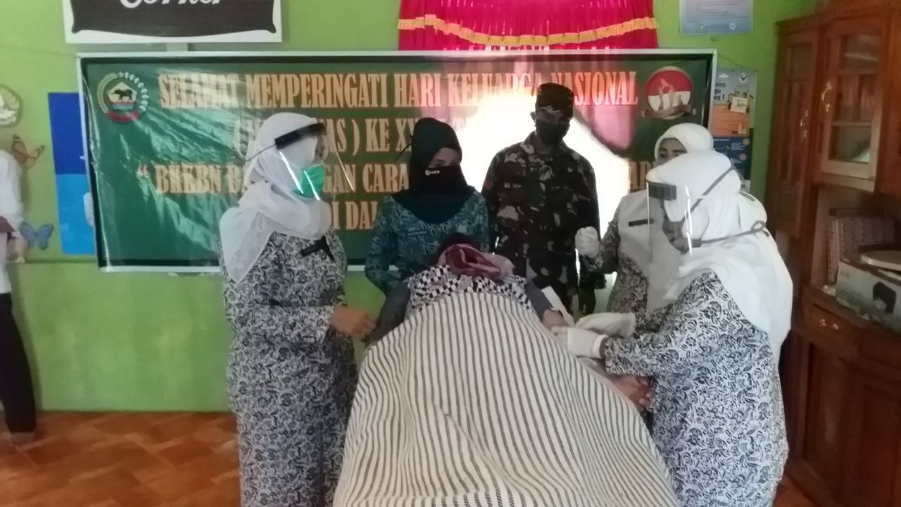 Babinsa Koramil 12/XIII Koto Kampar Dampingi Kegiatan Pelayanan KB MKJP