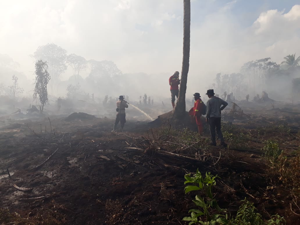 Polsek Kuala Kampar Masih Lakukan Pendinginan Titik Api di Wilayah Pelalawan Riau