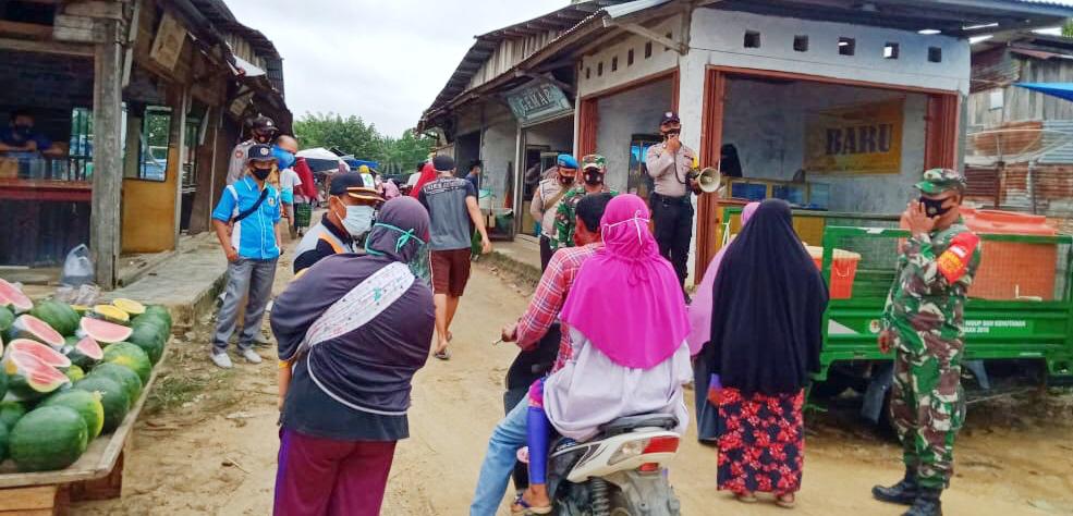 Polsek Kerumutan Lakukan Operasi Yustisi Penggunaan Masker di Pasar Bukit Lembah Subur