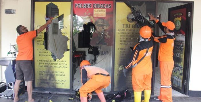Perusakan dan Pembakaran Mobil di Polsek Ciracas, Siapakah Kelompok Itu?