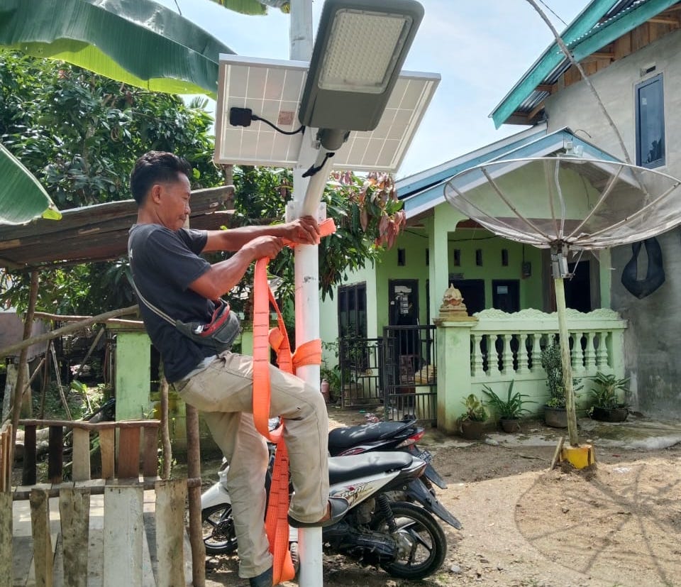 Pemdes Pulau Busuk Pasang Lampu Penerangan Jalan Tenaga Surya untuk Keamanan Warga