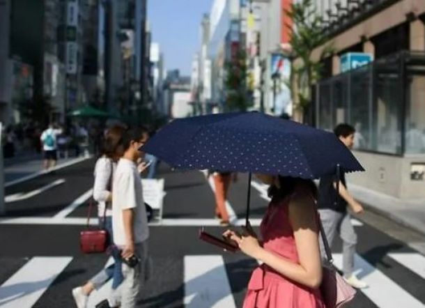 Jepang Kini Larang Pejalan Kaki Gunakan Ponsel Sambil Berjalan