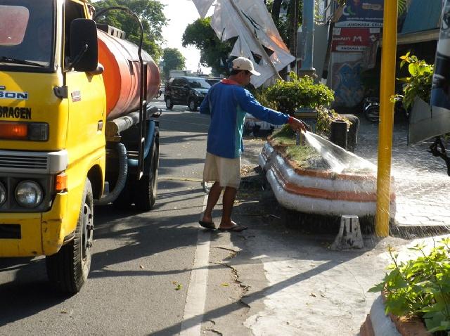 Musim Kemarau DKP Pekanbaru Tingkatkan Volume Penyiraman Bunga