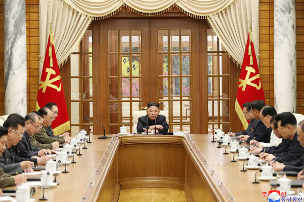 Sebulan Menghilang, Kim Jong-un Terlihat di Depan Umum untuk Pertama Kalinya