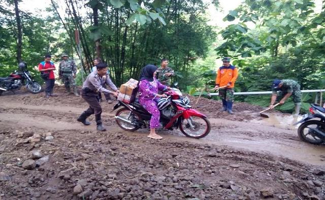 Polisi, TNI dan Masyarakat Goro Timbun Jalan Rusak