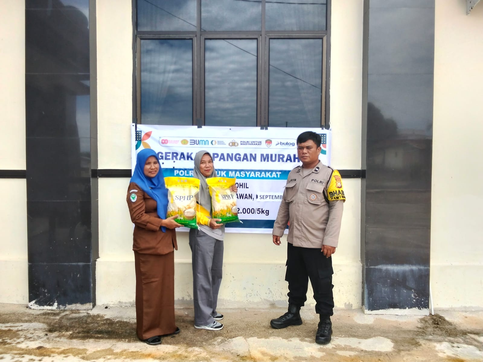 Polres Rokan Hilir Gelar Gerakan Pangan Murah di Tanah Putih Tanjung Melawan, 2 Ton Beras Habis