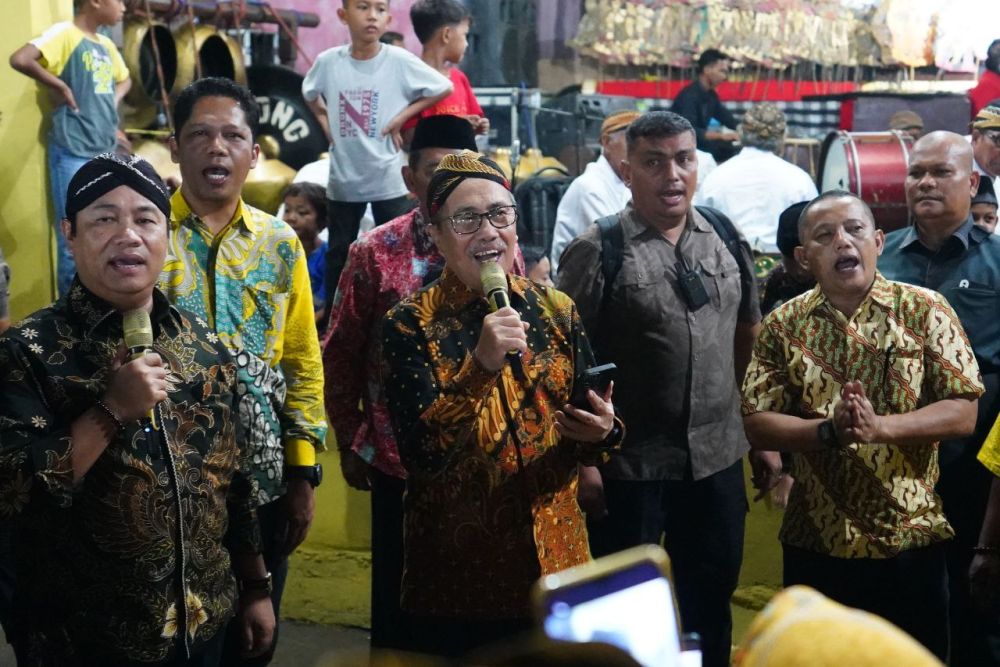 Hadiri Pagelaran Wayang Kulit di Air Molek, Gubri Syamsuar Larut Dalam Kegembiraan Bersama Ribuan Warga