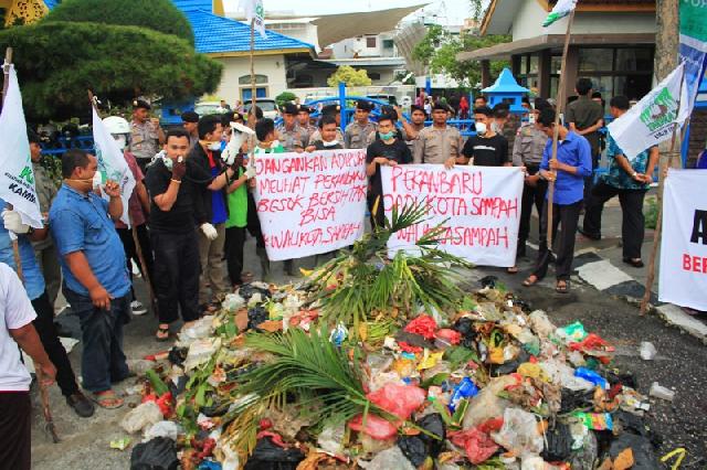 Azmi Akui Perwako Retribusi Sampah Belum Berjalan di Pekanbaru