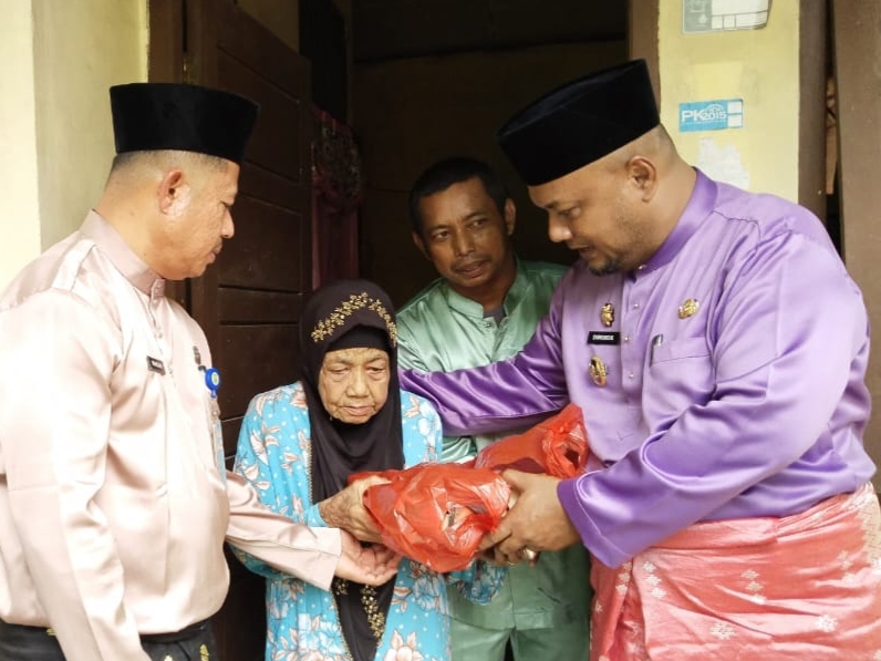 HUT ke-26, Pemkab Siak Bagi Sembako ke Warga Kurang Mampu