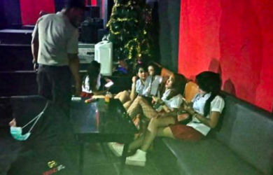 Buset, Wanita Penghibur Pakai Seragam SD Layani Tamu