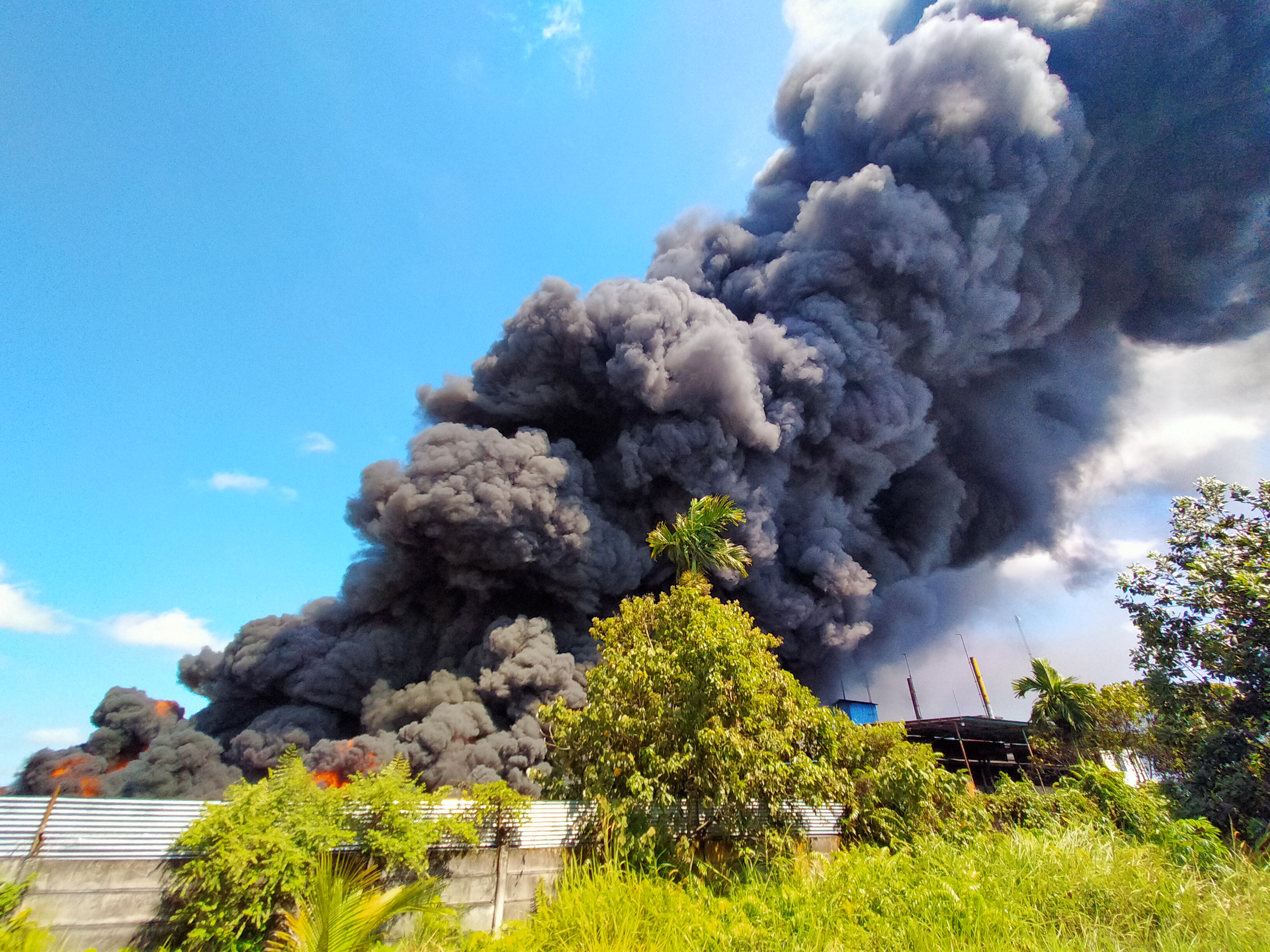 Pabrik Ban Bekas di Pekanbaru Terbakar, Asap Tebal Membubung Tinggi