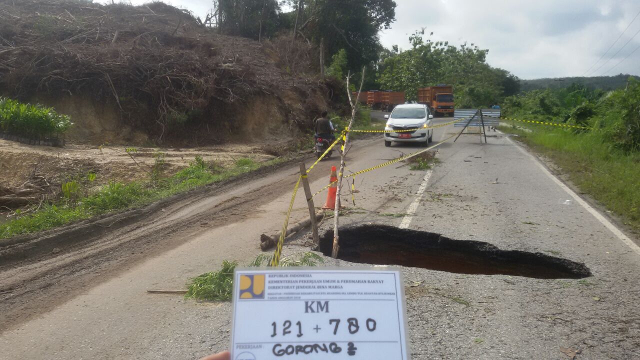 Jalan Nasional Ambrol, Wabup Kuansing Minta Kadis PUPR Koordinasi Dengan Pihak Provinsi