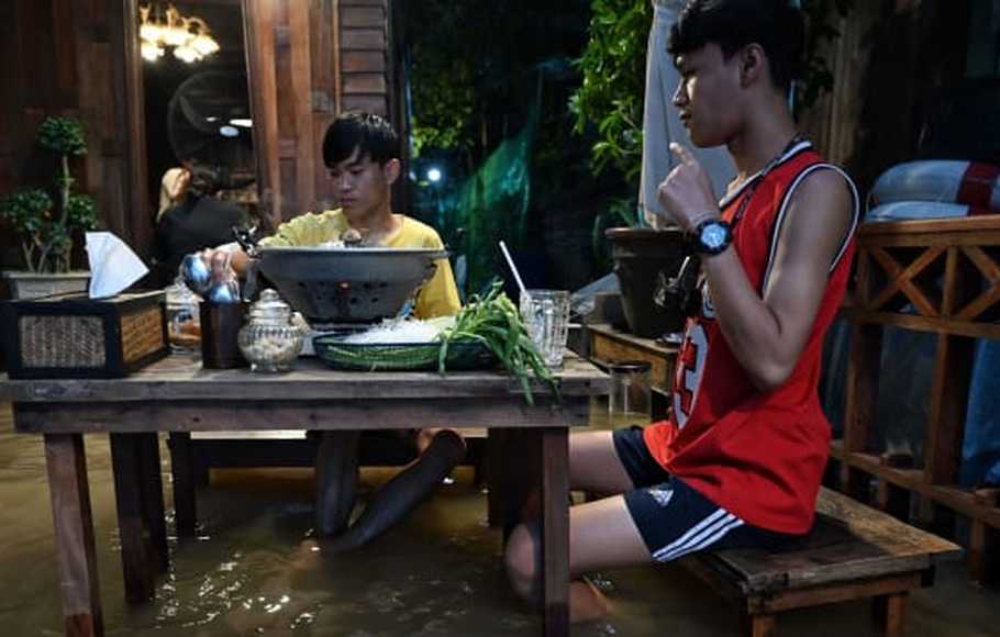 Restoran di Tengah Banjir Thailand Malah Ramai Pengunjung