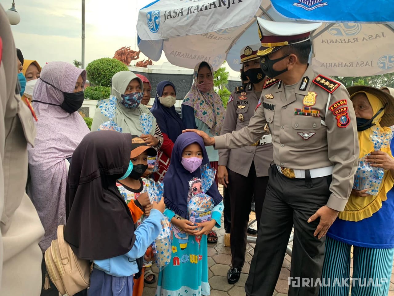 Bagikan 250 Takjil Ke Pengendara, Ditlantas Polda Riau Imbau Keselamatan Berkendara