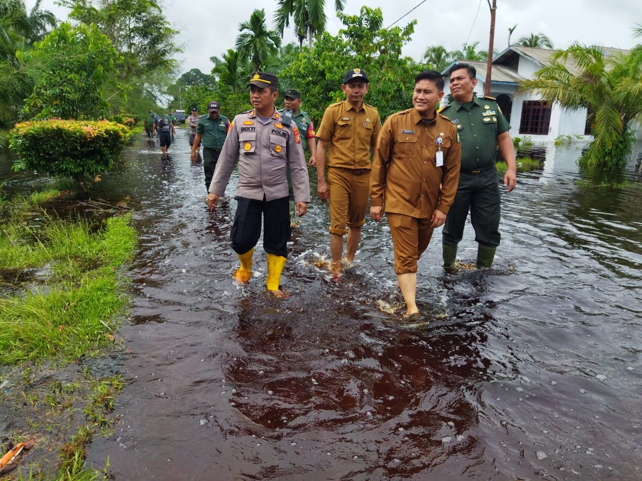Tangani Bencana Banjir, Kapolda Riau Kerahkan Personel Bantu Masyarakat