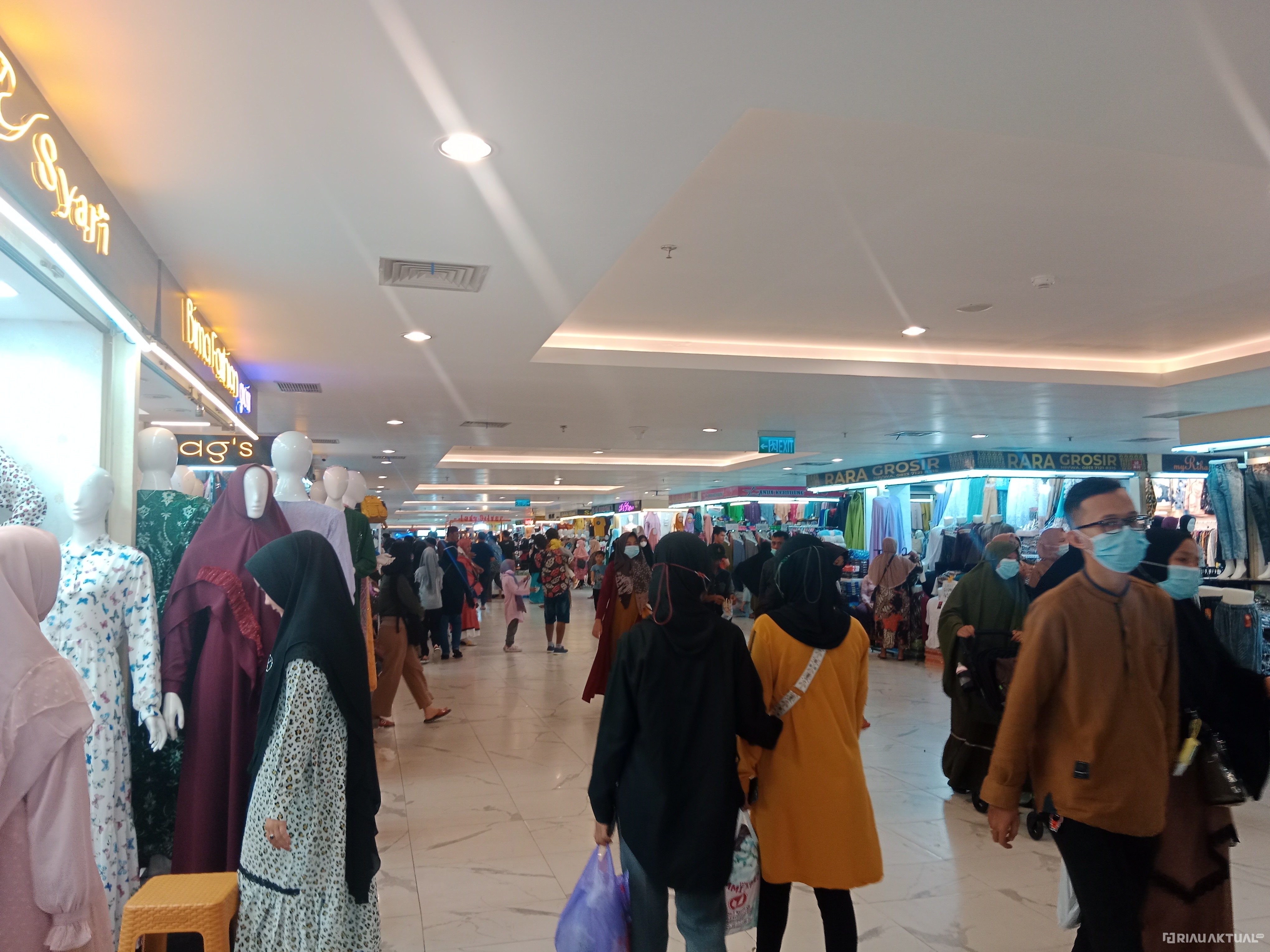 H-2 Menjelang Lebaran, Pusat Perbelanjaan di Pekanbaru Membludak