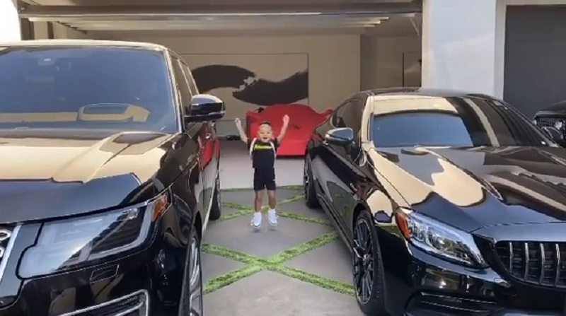 Barang Mahal Anak Kylie Jenner, Baru 2 Tahun Punya Tas Hermes