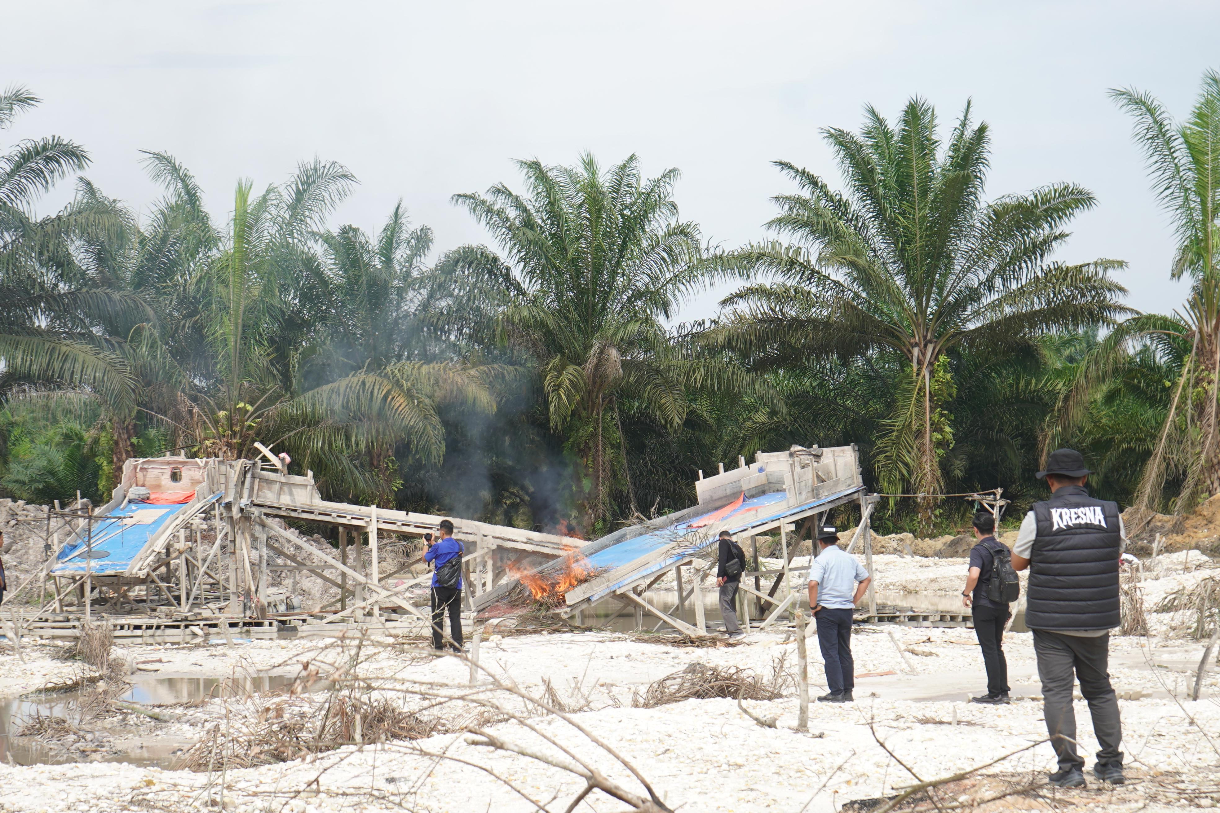 Polisi Gerebek Tambang Emas Ilegal di Kuansing, Penambang Kabur, Empat Rakit Dimusnahkan