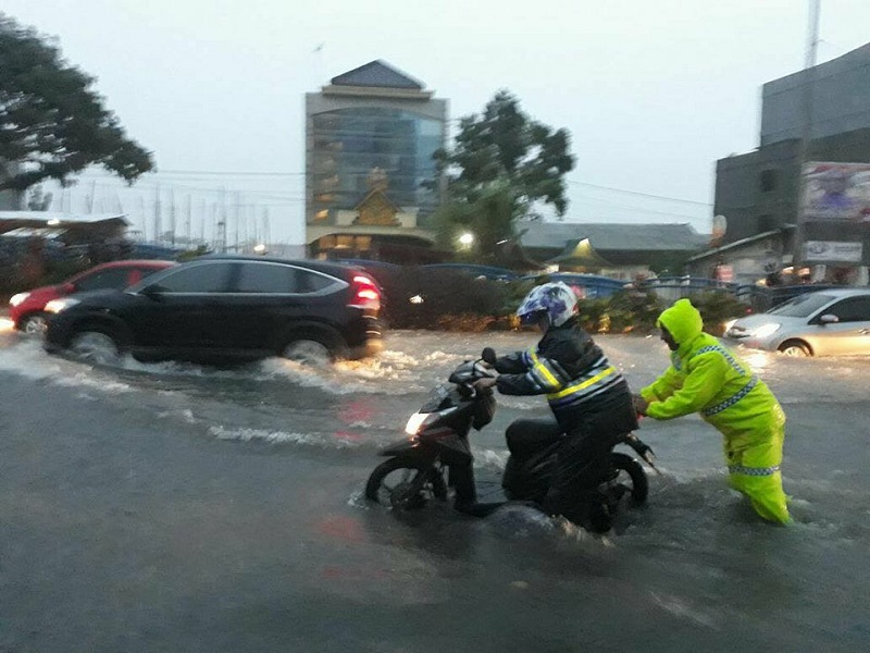 Pekanbaru Dikepung Banjir, Polantas Sampai Ikut Bantu Dorong Motor Warga yang Mogok