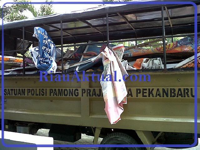 Puluhan Baliho Dan Reklame Ditertibkan Satpol PP Pekanbaru