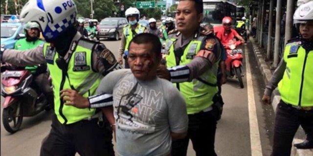 Pria Ini Ancam Polantas Dengan Pisau Dan Minta Polisi Untuk Bertaubat