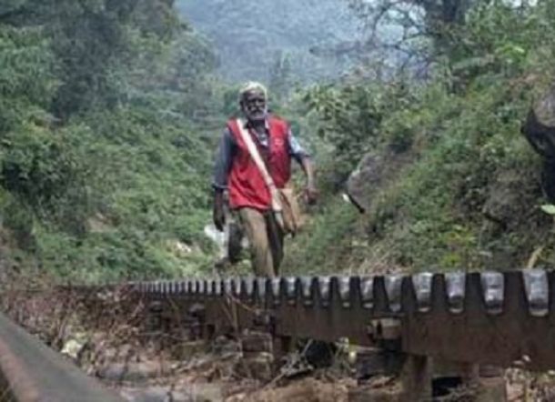 Sudah 30 Tahun, Tukang Pos Ini Jalan Kaki 15 Km Tiap Hari Menyusuri Hutan