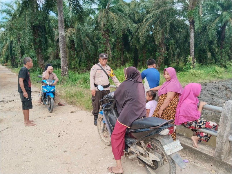 Bhabinkamtibmas Harapan Jaya Ajak Warga Bersatu Wujudkan Pilkada Damai di Rokan Hilir