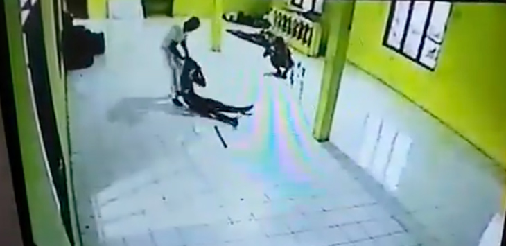 Brutal! Guru Hajar 2 Anak Yatim Piatu Hingga Terkapar di Lantai, Ini Vidionya