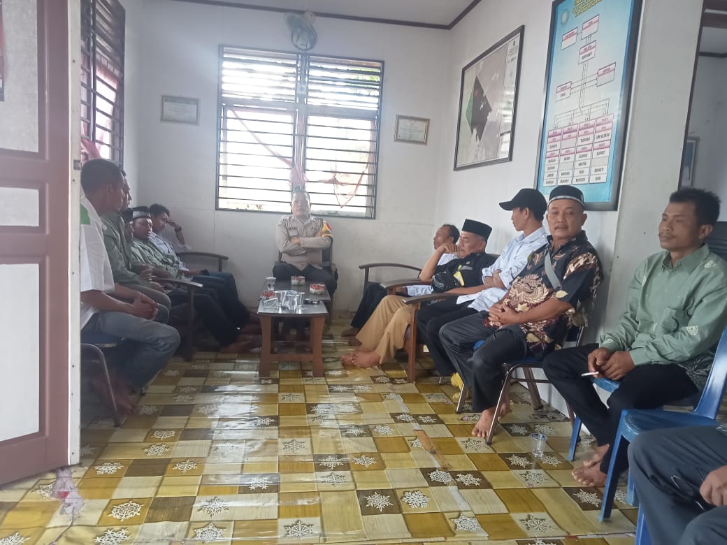 Kunjungi Desa Sapta Jaya, Babinkamtibmas Polsek Pulau Burung Ciptakan Pemilu Damai