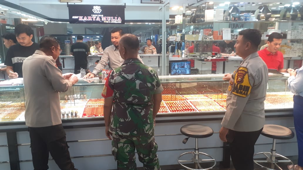 Polsek Senapelan Bersama TNI Ajak Pedagang Emas di Plaza The Central Wujudkan Pilkada Damai