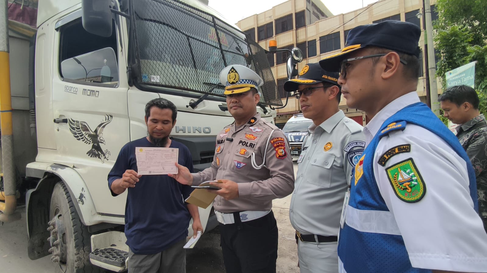 Ditlantas Polda Riau Tertibkan Angkutan Barang Jelang Nataru