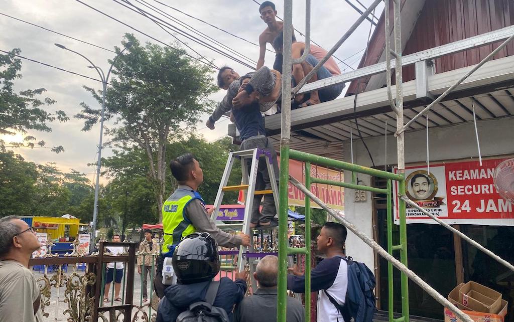 Nyaris Tewas, Polisi di Pekanbaru Selamatkan Pekerja Pemasangan Kanopi