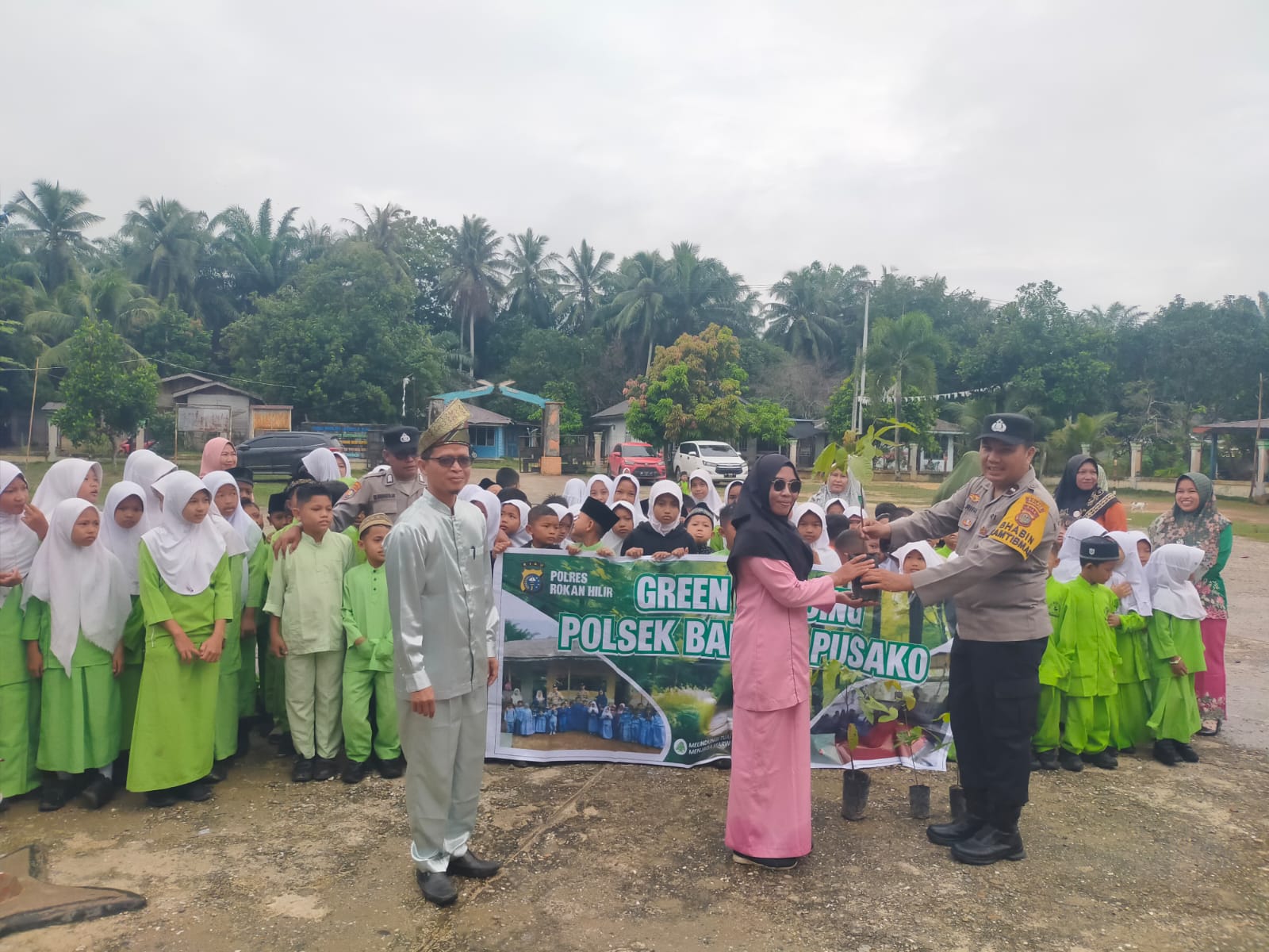 Hijaukan Sekolah, Polsek Bangko Pusako Tanam Pohon Bersama Siswa SD 012