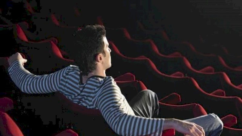 Tak Mau Ada Orang Pacaran di Sampingnya, Pria Ini Borong Tiket Bioskop