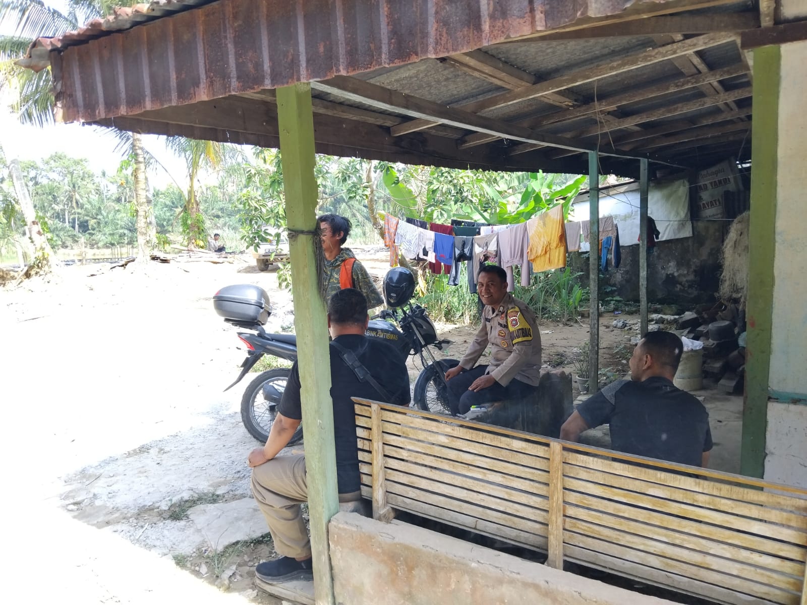 Bripka Helmi Ajak Warga Jaga Silaturahmi dan Keamanan Pasca Pilkada 2024